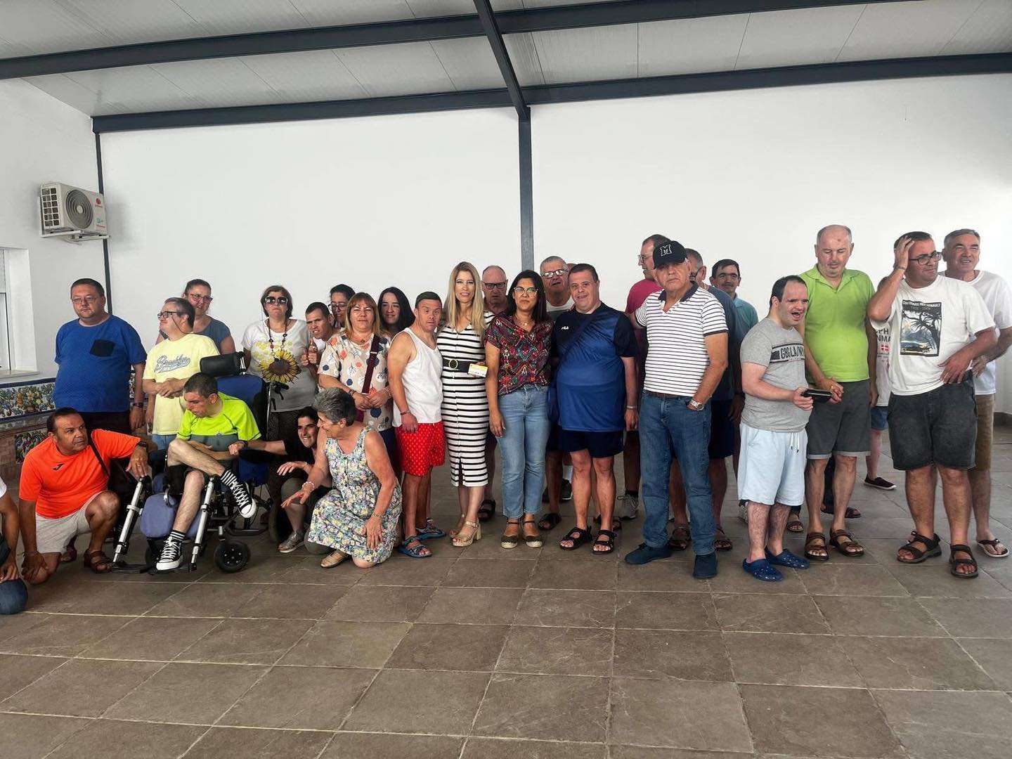 Entregados los bonos de piscinas del Ayuntamiento de Villamartín a AFANAS